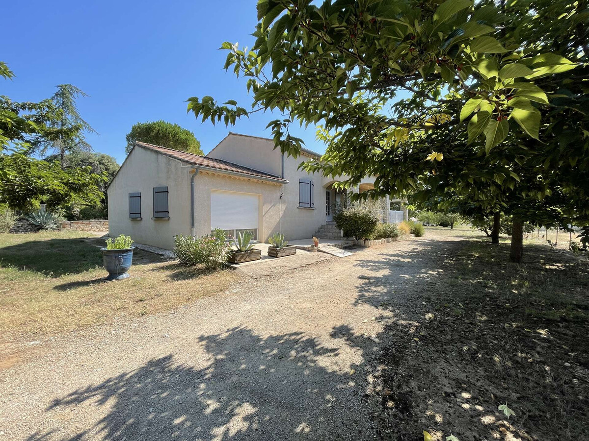 Villa à Orgnac-l'Aven avec piscine chauffée, 6 pers, jardin clôturé, animaux admis