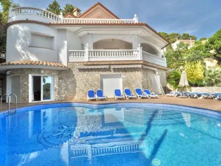Villa spacieuse  avec piscine privée et climatisation à Lloret de Mar