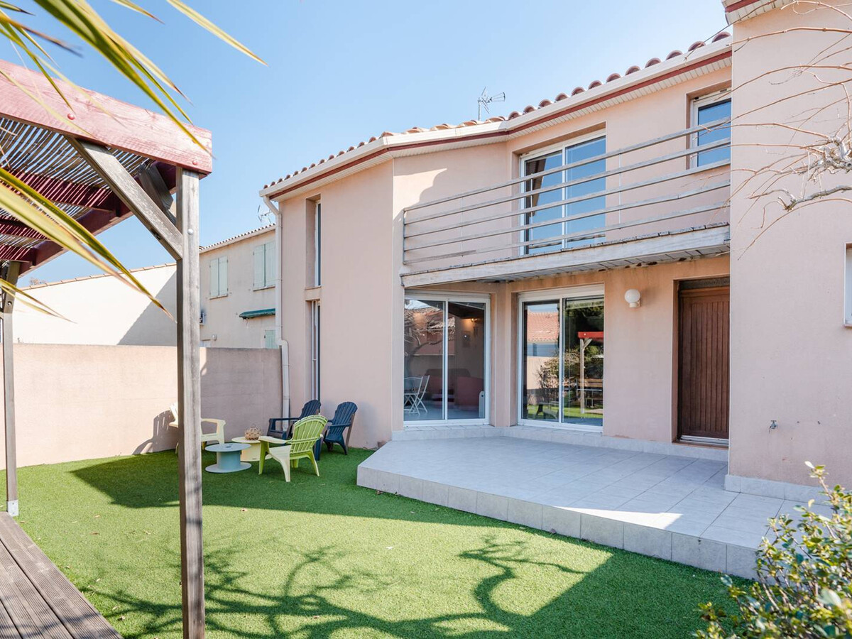 Villa spacieuse à Gruissan, 4 chambres, jardin privé, clim, proche plage, idéal familles/amis